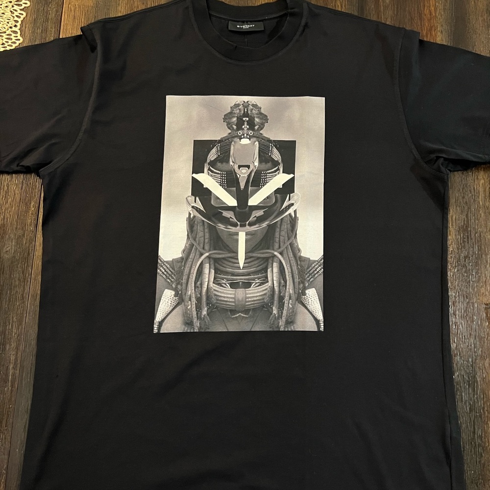 GIVENCHY BLACK T SHIRT SIZE M RUNS BIG